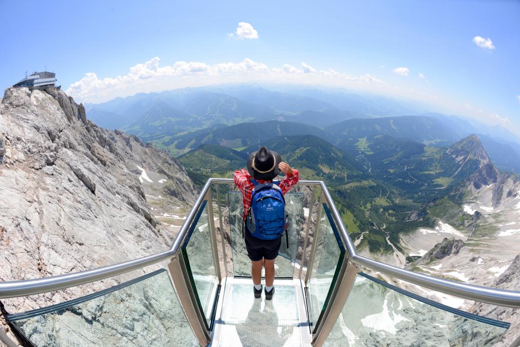 Die spektakulärsten Aussichtsplattformen in den Alpen Treppe ins Nichts am Dachsteingletscher (c) Gery Wolf 
