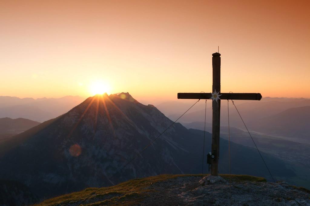Sonnenaufgang mit dem Gipfelkreuz des Stoderzinken 
