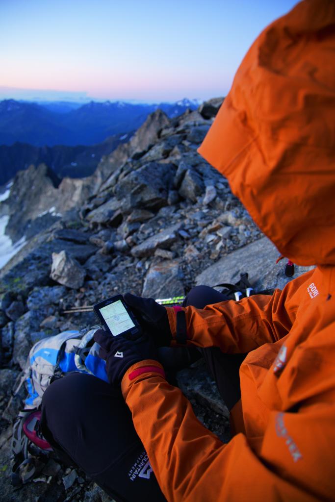 Bergsteiger mit GPS an der Hohen Geige, Oetztaler Alpen, Tirol, Oesterreich.