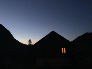 Alpenüberquerung_ Abendstimmung auf der Dolinza Alm © Martina Bacher